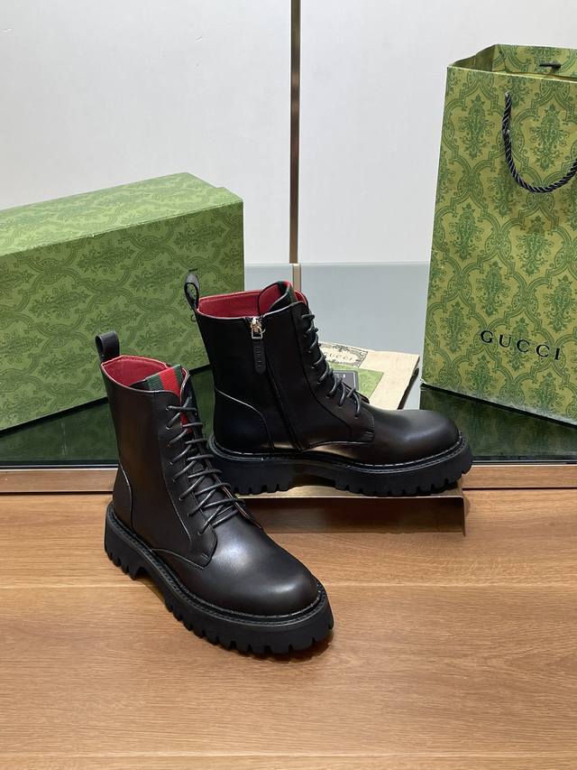 古奇新款秋冬最新Gucci 红绿织带侧拉链系带短靴沟纹厚底踝靴 切尔西靴烟管短靴代购级别 高端精品尖货 始创于190年代的原版品牌细节，在这双鞋上浪漫新生。取材