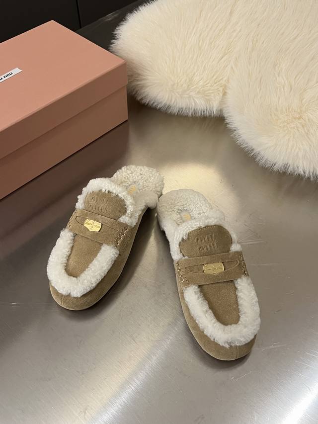 出厂价Pp： Miumiu 缪缪2025Ss秋冬新款金币款乐福拖鞋 100%纯羊毛 走秀新款 近几年超流行的老钱风格 复古时尚 简约高级 随意搭配 上脚非常舒适