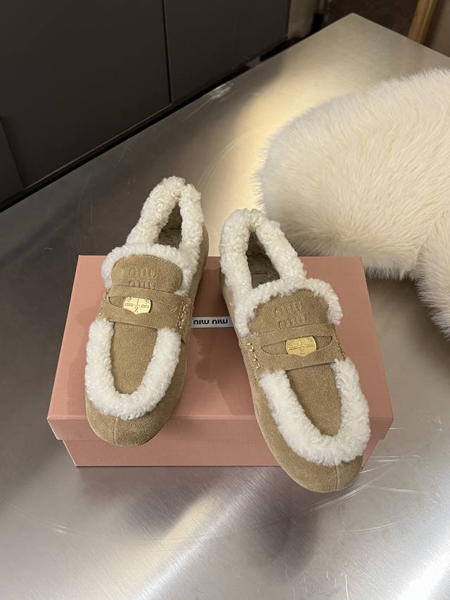 出厂价Pp： Miumiu 缪缪2025Ss秋冬驾车钱币款100%纯羊毛乐福豆豆鞋 走秀新款 开车小姐姐的福音 复古时尚 简约高级 随意搭配 上脚非常舒适 鞋面