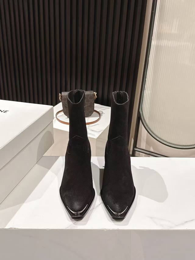 Celine 思琳专柜秋冬最新时装靴、走秀款时尚博主同款 早秋力推单品！复古欧美风格 炸街必备单品 凯旋门Logo点缀 非常高端有气质 四季可穿的短靴、鞋面：采