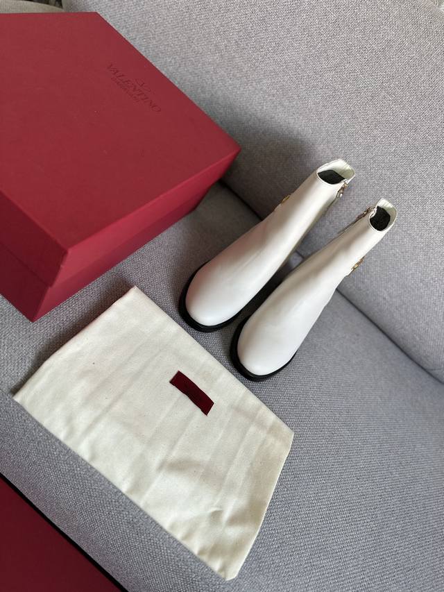 Val*Ntino华*天奴 秋冬柜柜最款，小V扣系列皮靴， 顶级版本绝对史上最强货 欢迎对比，大底采用意大利进口双层真皮大底，超美小金属V扣，简洁大气楦型完美，