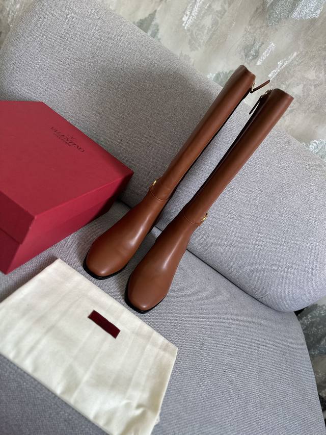 Val*Ntino华*天奴 秋冬柜柜最款，小V扣系列皮靴， 顶级版本绝对史上最强货 欢迎对比，大底采用意大利进口真皮大底，超美小圆方头配小金属V扣，简洁大气楦型