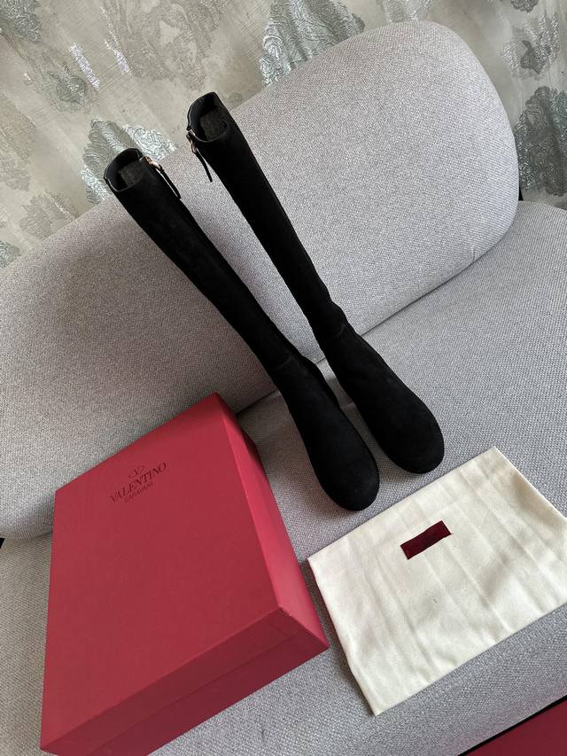 Val*Ntino华*天奴 秋冬柜柜最款，独家开模金属V字跟皮靴， 顶级版本绝对史上最强货 欢迎对比，大底采用意大利进口真皮大底，超美6Cm金属V跟，楦型完美，