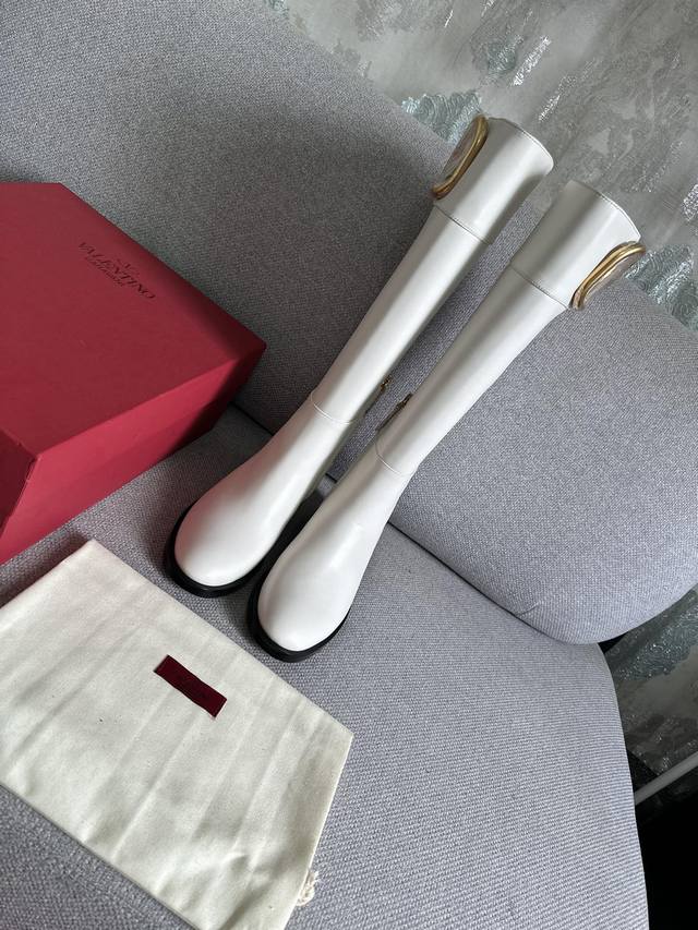 Vt华*天奴秋冬最新款大V扣皮靴， 顶级版本绝对史上最强货 欢迎对比，大底采用意大利进口真皮大底，舒适好穿楦型与柜柜一致，优雅气质百搭 面料 全头层小牛皮 内里