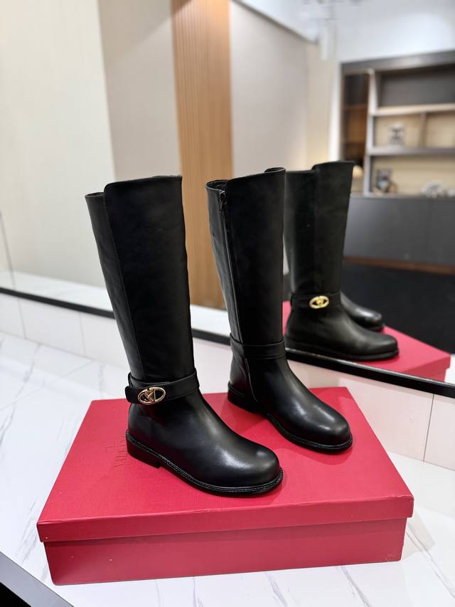 Valentino Garavanivl -V专柜最新款骑士战靴外侧V扣锁版面设计-内侧拉链开合 顶级版本绝对史上最强货 舒适好穿楦型与专柜一致，优雅气质、 面