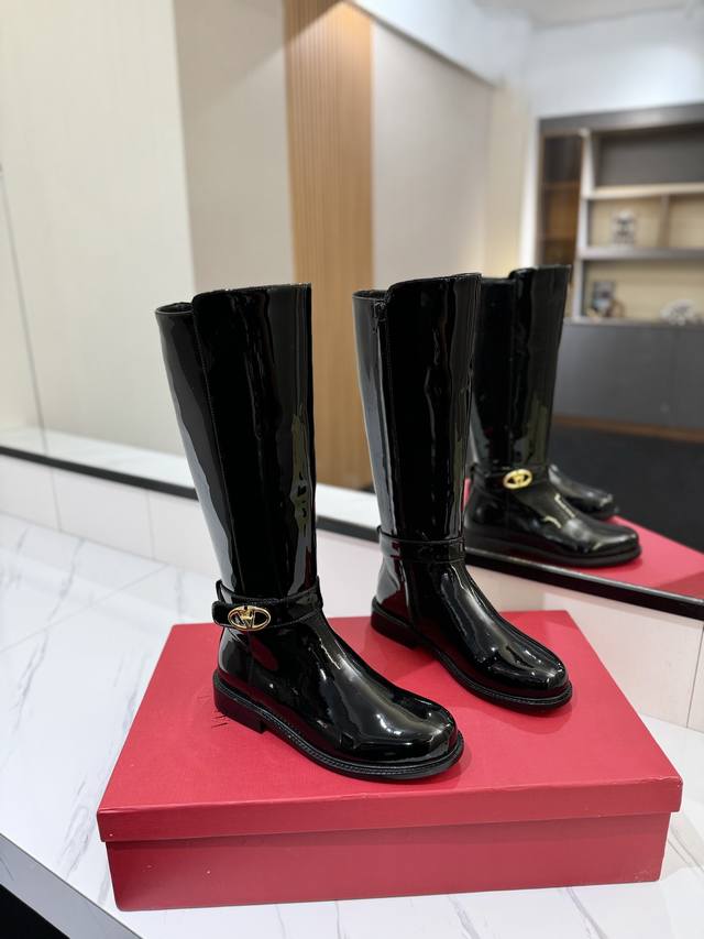 Valentino Garavanivl -V专柜最新款骑士战靴外侧V扣锁版面设计-内侧拉链开合 顶级版本绝对史上最强货 舒适好穿楦型与专柜一致，优雅气质、 面