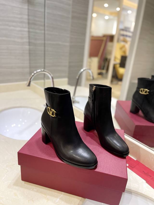 Vlogo Signature装饰小牛皮踝靴 - 复古黄铜做旧效果Vlogo Signature配件 -内部侧面拉链 - 鞋底，意大利真皮鞋底 - 鞋跟高:7.
