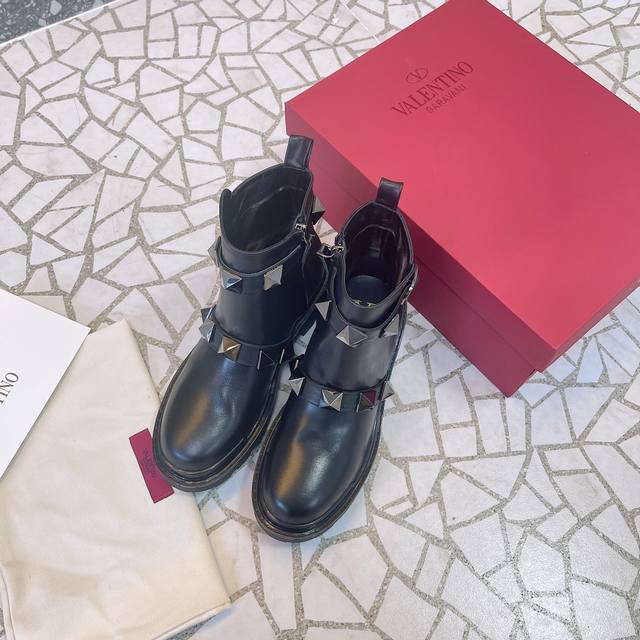 Valentino Onestud系统秋冬靴鞋也太好看了 特别有质感的五金衬托出满满的高级感 上脚后惊呆的美超级显脚瘦！简约气质款式！ 代购级别新一季不负期待！