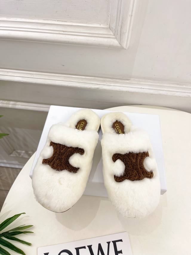 Celine 赛琳 25 2025秋冬新品 凯旋门平底毛毛半拖鞋上新！ Bs 这一季的赛琳真的是开了挂、太有特色了 今年必须要入手一双Celing 小白鞋 ，复