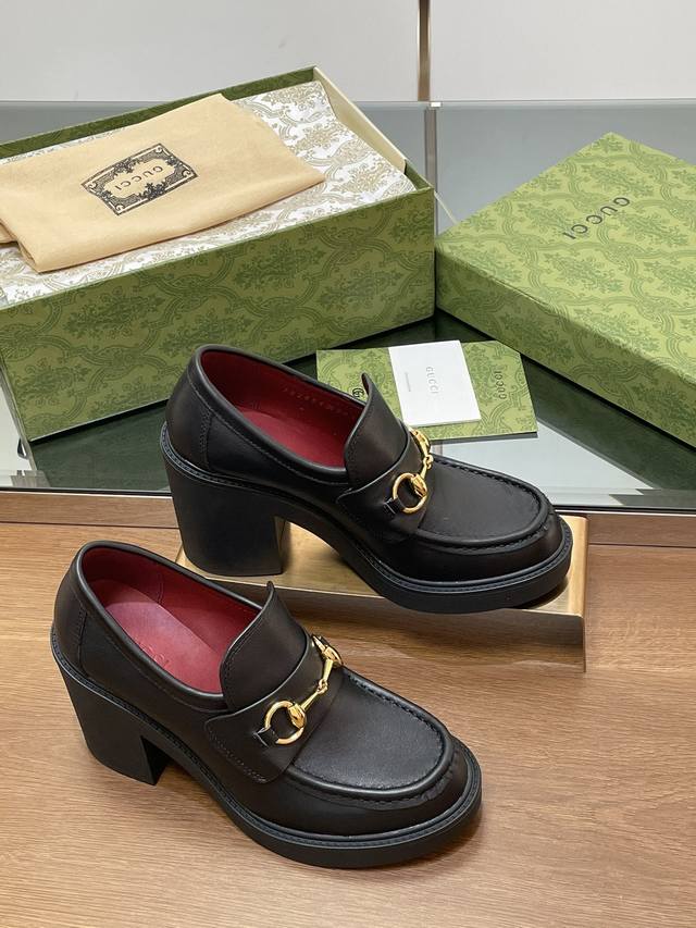 古奇秋冬最新Gucci 高跟小蜜蜂底粗跟鞋马衔扣厚底乐福鞋 安可拉酒红内衬单鞋代购级别 高端精品尖货 这款乐福鞋匠心融蕴靴子和软帮薤鞋设计中的时尚元素，配以轻质