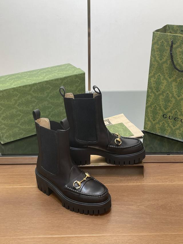 古奇秋冬最新Gucci 中跟沟槽厚底马衔扣踝靴 切尔西靴代购级别 高端精品尖货 这款短靴匠心融蕴靴子和软帮鞋设计中的时尚元素，配以轻质发泡橡胶沟纹鞋底 ，典藏图