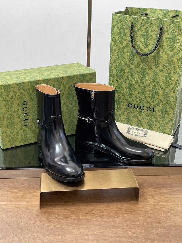 跑量实价 古奇 Gucci 秋冬修长造型马衔扣马术短靴走秀款踝靴天花板代购级亮面开边珠皮靴，重工艺所有制作整个做工与原版一致！ 这款靴子甄选黑色亮面开边珠制作，
