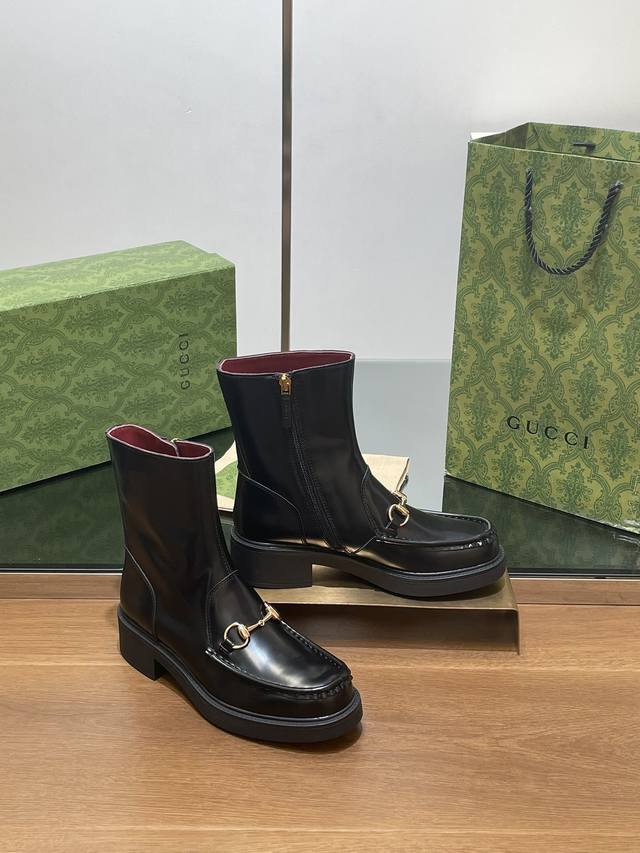 安可拉红内衬里 古奇秋冬最新Gucci 沟纹小蜜蜂底马衔扣厚底踝靴 切尔西靴代购级别 高端精品尖货 这款短靴匠心融蕴靴子和软帮鞋设计中的时尚元素，配以轻质发泡橡