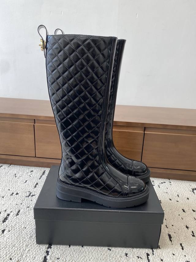 高版本 Chanel 2025S秋冬系列厚底高短靴，高筒和矮简两款分别用进囗牛皮打造，外增高度5Cm超显腿长， 靴简沿用了香奈儿的经典菱格纹，加上今年特别流行的