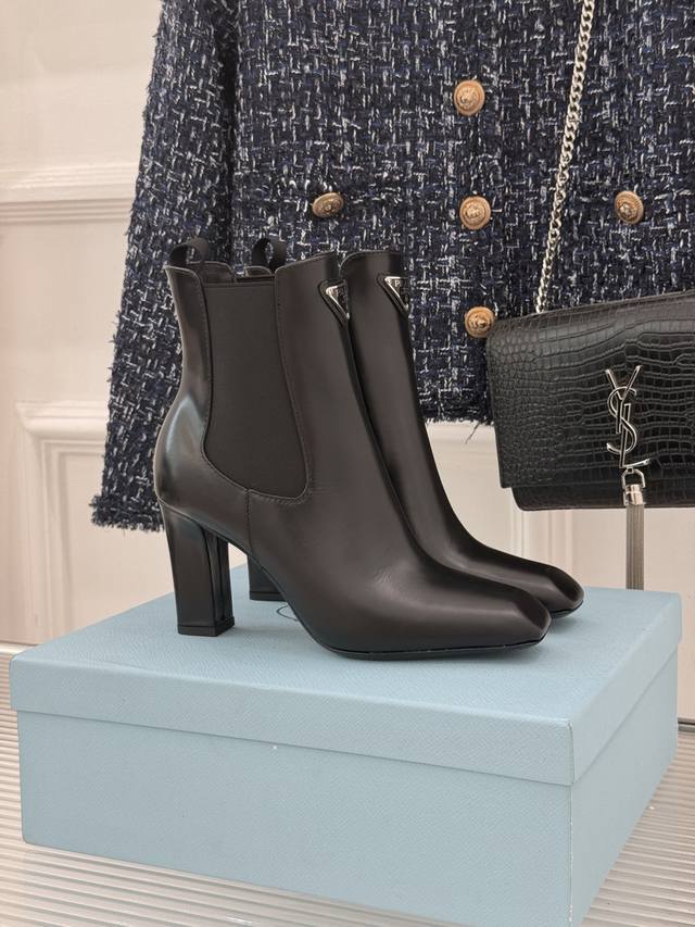厂价 Prada 普拉达25Wf秋冬新品 三角标切尔西高跟短靴 霸总文女主的同款战靴被我挖到了！ 这双短靴 真的谁穿谁有大女主气场。 标志性三角标 辨识度直接拉