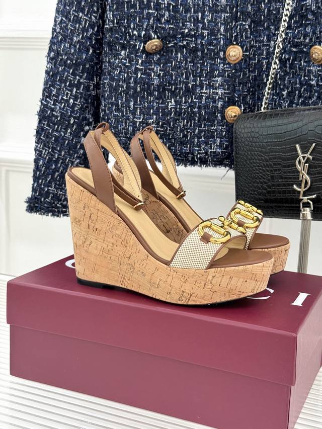 厂价 Gucci 古驰经典马衔扣坡跟凉鞋 当G家标志性马衔扣 邂逅时髦坡跟 一场华丽与舒适兼得的时尚盛宴就此开启。 这双凉鞋 是经典与现代的激情碰撞 每一步都是
