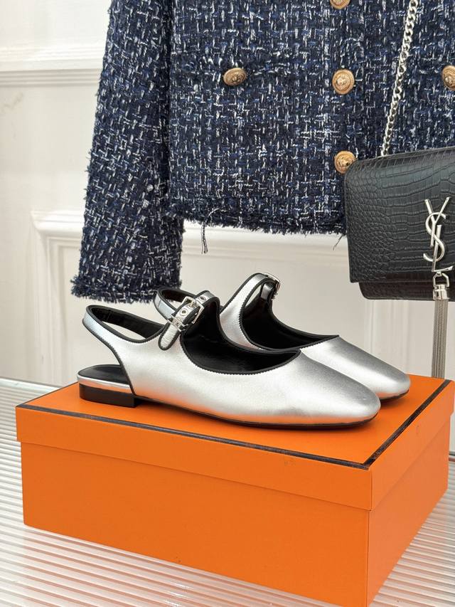 厂价 HermèS 爱马仕25Wf新品复古后空 平底凉鞋 今年夏天H家的凉鞋成功在时尚圈杀疯了 入手之后我只想说 这钱花得太值！ 这双鞋的设计简直绝了 简约又大