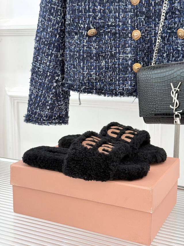 厂价 Miu Miu 25Wf秋冬新品字母毛拖 当凛冽寒风开始宣告冬天的主权 一双兼具温暖与时尚的毛拖 便是我们抵御寒冷 拥抱舒适与风格的秘密武器 以其独特设计