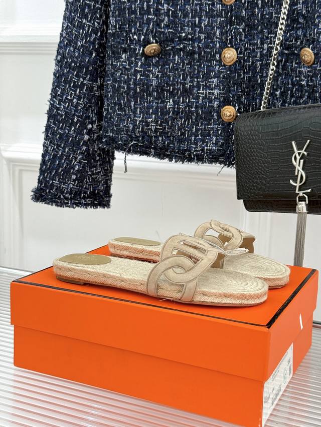 顶版 配原版飞机盒 HermèS 爱马仕经典麻绳编制渔夫拖鞋 这双渔夫拖鞋 一眼就戳中我的心巴。 它延续了品牌一贯的简约风格 猪鼻子是H家标志性的设计 也是点睛