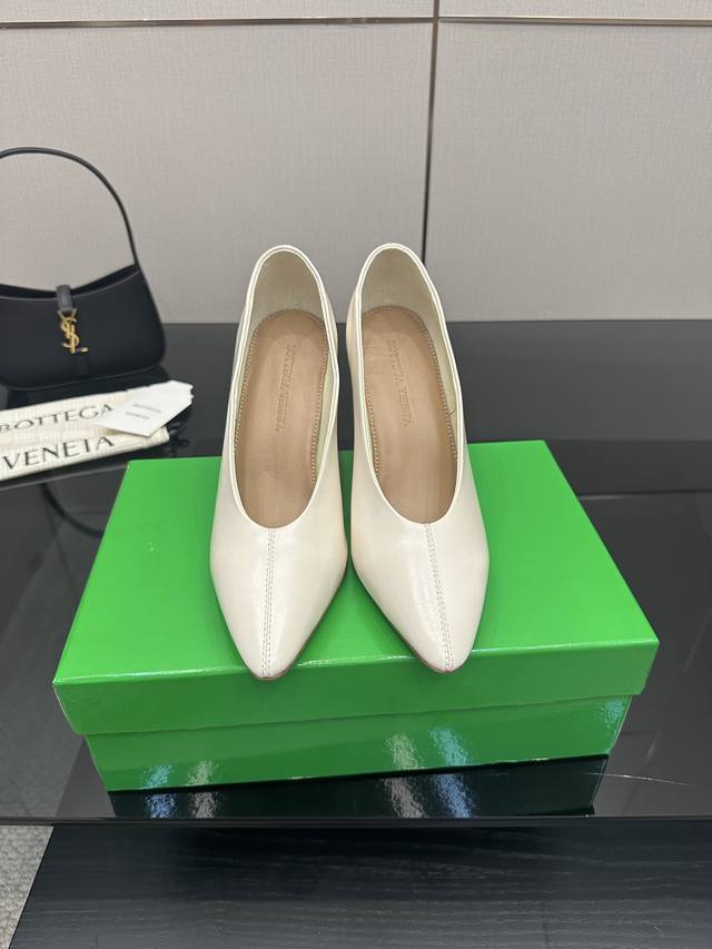 Bottega Veneta通勤必备 早秋系列 都好美啊 优雅材质运用在鞋履上知性优雅干练 满满的高级感设计美美哒～ 面料选用原版一致小牛皮 以及定型科技追求内