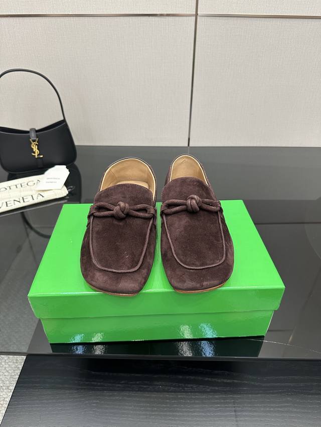 女款 男款310 Bottega Venet*男女款乐福鞋 两段式大底设计 咖啡色小羊反绒皮 麂皮 舒适设计 原版大底五金Logo 最全色百搭 精致平底 包裹面
