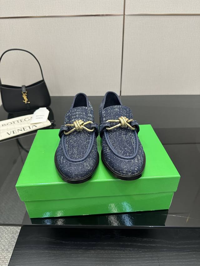 Bottega Venet* 女士Astaire乐福 单鞋 蓝色洗水牛仔 当今流行的又一趋势 天花板啦 最全色百搭 精致平底 包裹面料 同色跟皮 用心设计 绝不