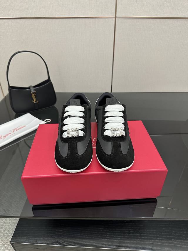Roger Vivier Rv25Wf新品方扣 休闲德训鞋 以新款方扣德训鞋续写经典篇章。 它将复古格调与现代潮流无缝衔接 一经亮相 便成为时尚圈的瞩目焦点。