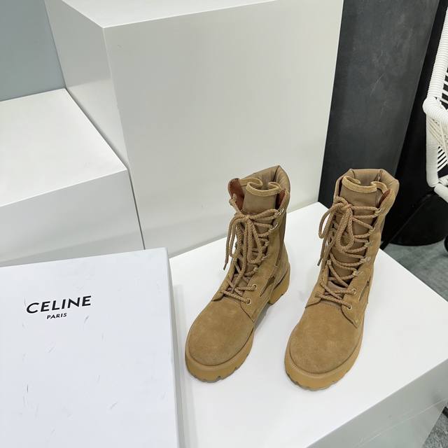 高品质出厂 ！顶级品质Celine赛琳25Ss秋冬经典复古系带马丁靴！这个秋冬为女神们专属定制的一款潮流单品！系带厚底增高的设计版型超正、当季流行的时髦潮鞋，可
