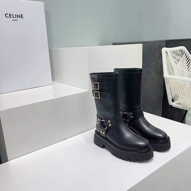高品质出厂 ！顶级品质Celine赛琳2025Ss秋冬凯旋门走秀款复古五金扣马丁靴骑士靴！松糕厚底凯旋门长筒靴！今年秋冬新品一眼相中！今季秋冬最值得入手的靴子没