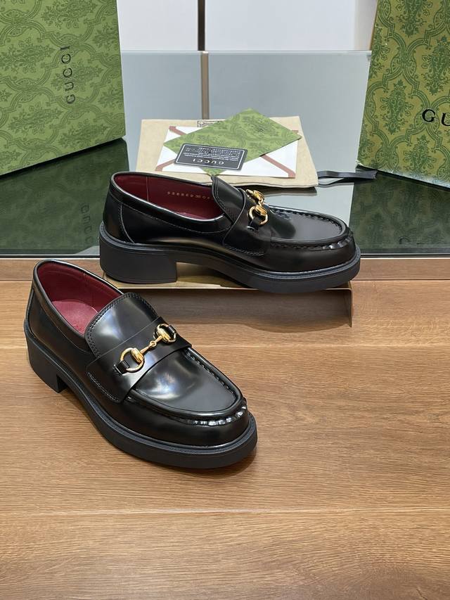 古奇秋冬最新Gucci 沟纹小蜜蜂底马衔扣厚底乐福鞋 安可拉酒红内衬单鞋代购级别 高端精品尖货 这款乐福鞋匠心融蕴靴子和软帮薤鞋设计中的时尚元素，配以轻质发泡橡
