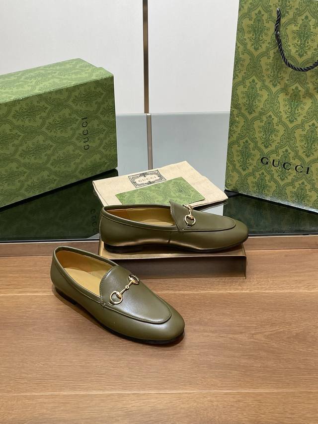 古奇早秋新款Gucci 最新军绿色Princetown系列乐福单鞋 顶级品质 最高版慕勒鞋 面料：原版定制进口皮 内里／垫脚:羊皮里。 大底：原版意大利真皮底