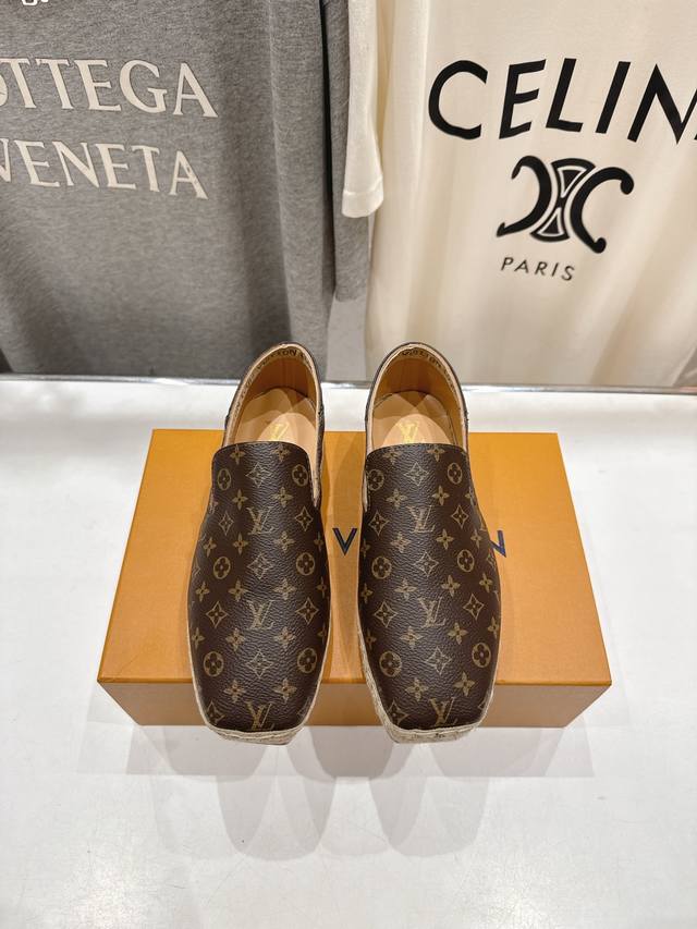 高版本出厂 Louis Vuitton Ss25 New Arrival Lv驴牌新品草编刺绣渔夫鞋休闲鞋，一脚蹬乐福鞋 非常简约经典大气的设计，上脚百搭舒适又