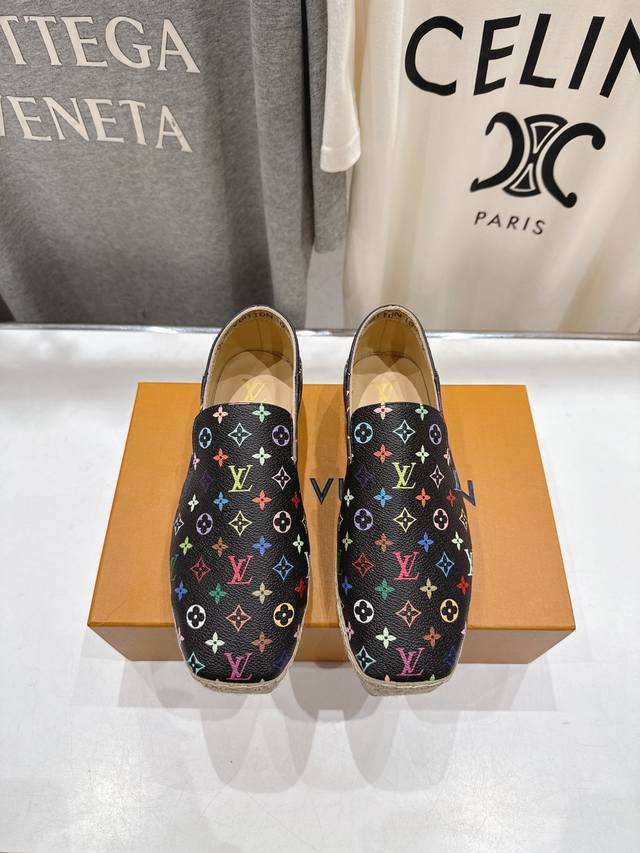 高版本出厂 Louis Vuitton Ss25 New Arrival Lv驴牌新品草编刺绣渔夫鞋休闲鞋，一脚蹬乐福鞋 非常简约经典大气的设计，上脚百搭舒适又