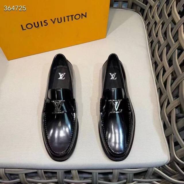Louis Major经典系列皮鞋｜采用水波纹牛皮｜内里水染牛皮里｜品牌字母金属饰扣令整体造型更为完善｜而皮革材质与颗粒橡胶外底则增强了耐磨性和防滑性｜一脚蹬穿