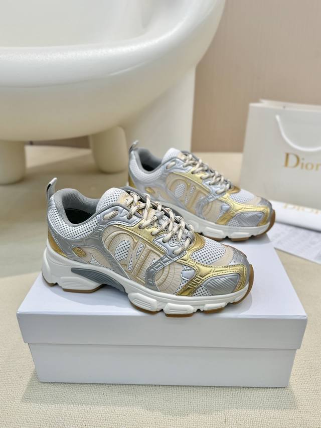 工厂P直批： 顶级版本 Dior 迪奥 春夏走秀新款 Chrono 标志性时尚摩登运动老爹鞋 Cd字母Logo系带拼色厚底跑鞋 明星同款果冻色休闲女鞋 市面顶级