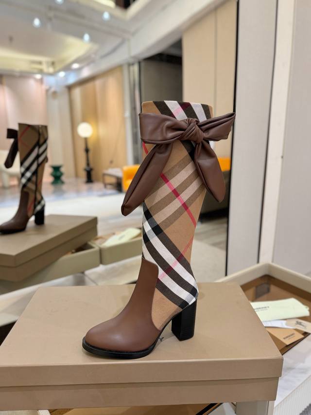 价格 Burberryy 博柏利 博柏利 2025 独家推出经典格纹靴 独家 发布 代购高版本 Burberryy 巴宝莉 慵懒的复古优雅知性风格 Burber