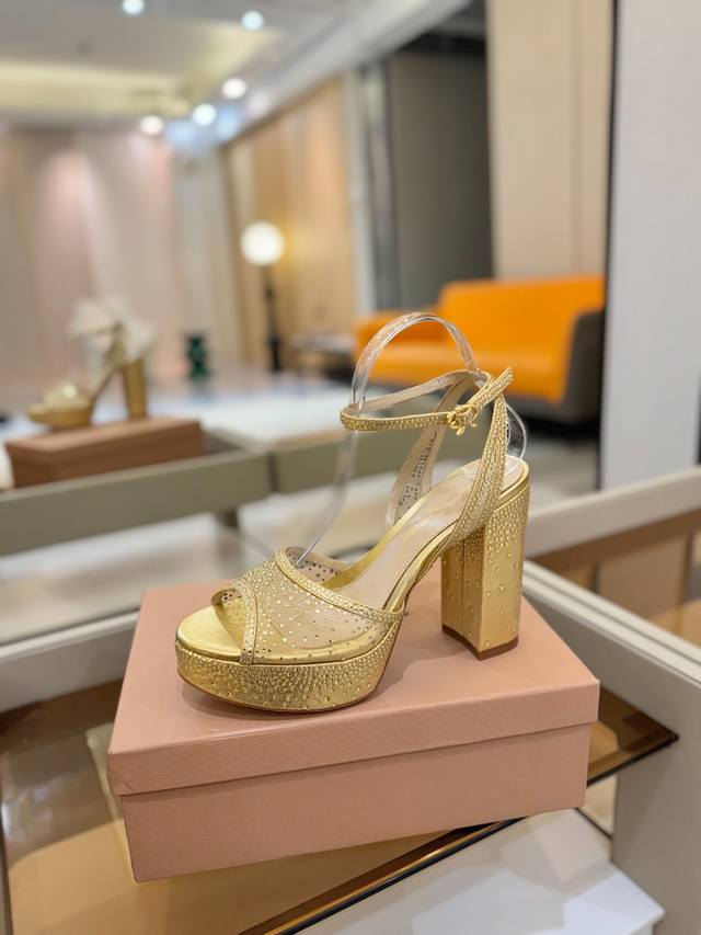 价格P： Gianvito Rossi 2025凉鞋 原版开发 顶级版本 代购品质 这双高跟防水台水钻走秀凉鞋，简直是魅力的终极武器！水钻熠熠生辉，如同梦幻的星