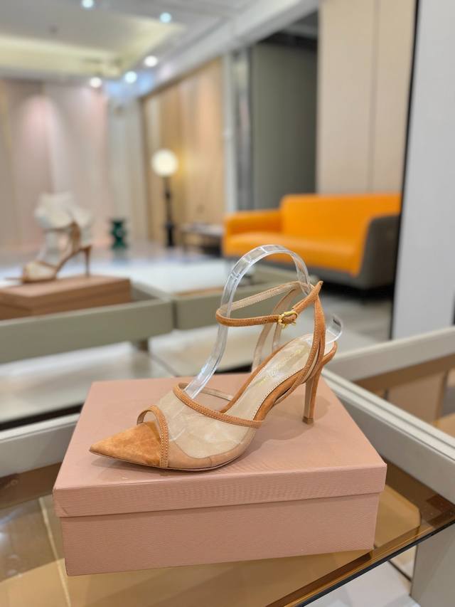 价格P： Gianvito Rossi 2025新款凉鞋 原版开发 顶级版本 代购品质 这双搭配网高跟尖头凉鞋，是我鞋柜中的璀璨明珠。网面设计独具韵味，增添了神