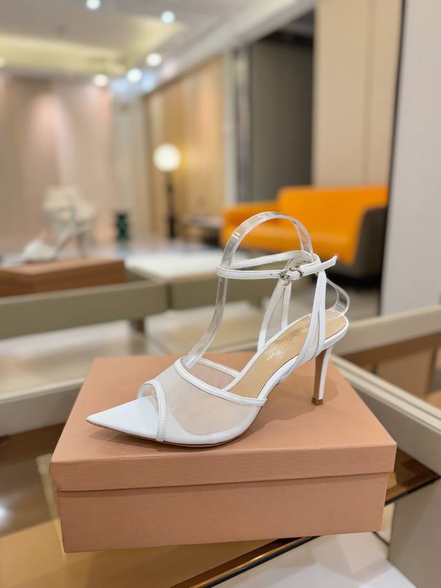 价格P： Gianvito Rossi 2025新款凉鞋 原版开发 顶级版本 代购品质 这双羊京搭配网高跟尖头凉鞋，是我鞋柜中的璀璨明珠。网面设计独具韵味，增添