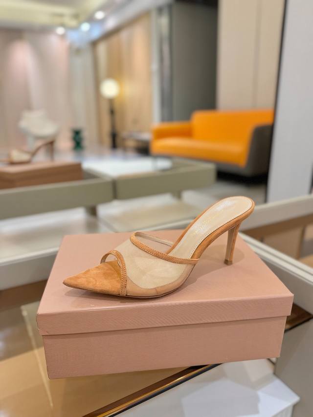 价格P： Gianvito Rossi 2025新款拖鞋 原版开发 顶级版本 代购品质 这双羊京搭配网高跟尖头后空拖鞋，是我鞋柜中的璀璨明珠。网面设计独具韵味，