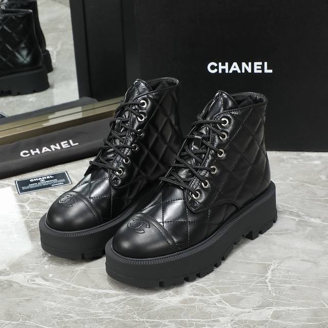 代购级 Chanel 专柜新款马丁靴 天花板顶级品质 这款靴子真的是小个子福星，厚底5Cma 更精致一点 菱格鞋面 鞋头的暗花Logo还有后跟的Logo都很别致