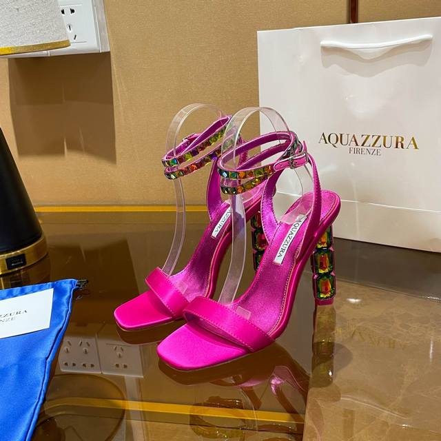 Aquazzura 新款凉鞋 面料采用原版定制真丝制成，饰有闪闪发光的施华洛奇水钻，并配有水晶镶嵌的鞋跟。适合派对的设计适用各种套裙，连衣裙晚礼服，夜场各种款式