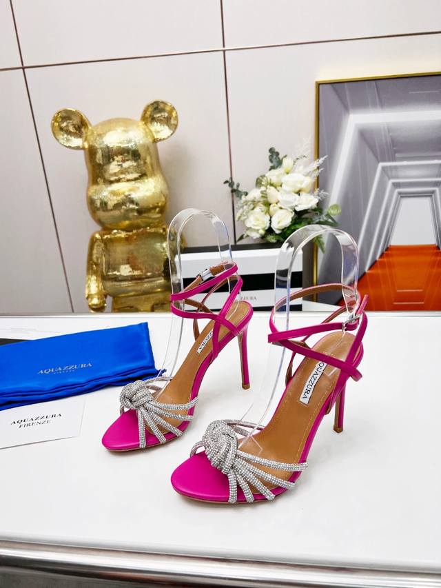 Aquazzura ｜来 来 菠萝 春夏新品高跟凉鞋。满满的钻，超闪 精致女人必备款太性感了吧！超级显气质的一款。 松紧套脚一字踝带高跟，简洁别致造型，高挑的鞋