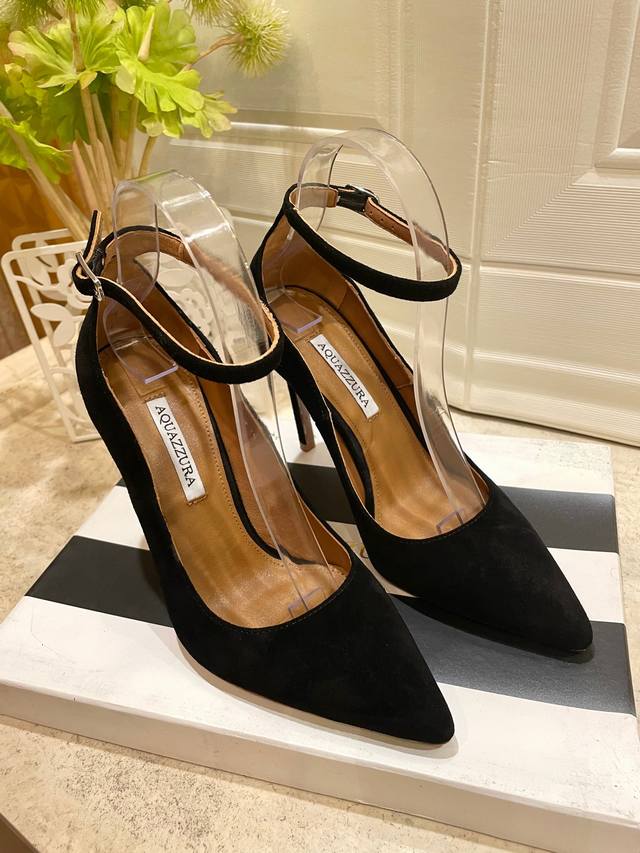 Aquazzura 早春新款单鞋 面料采用原版定真丝制作，10.5跟高鞋跟。适合派对的设计适用各种套裙，连衣裙晚礼服，夜场各种款式。 精致女人必备款太性感了吧！