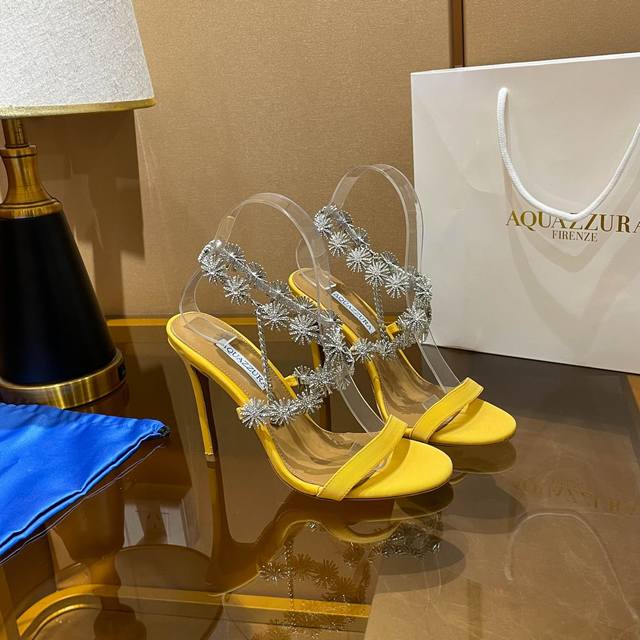 Aquazzura 新款凉鞋 面料采用原版定制面料制成，代购品质！！！饰有闪闪发光的施华洛奇水钻装饰高跟凉鞋 上脚超级有气质 既简洁又时髦 太闪太美啦 美出出新