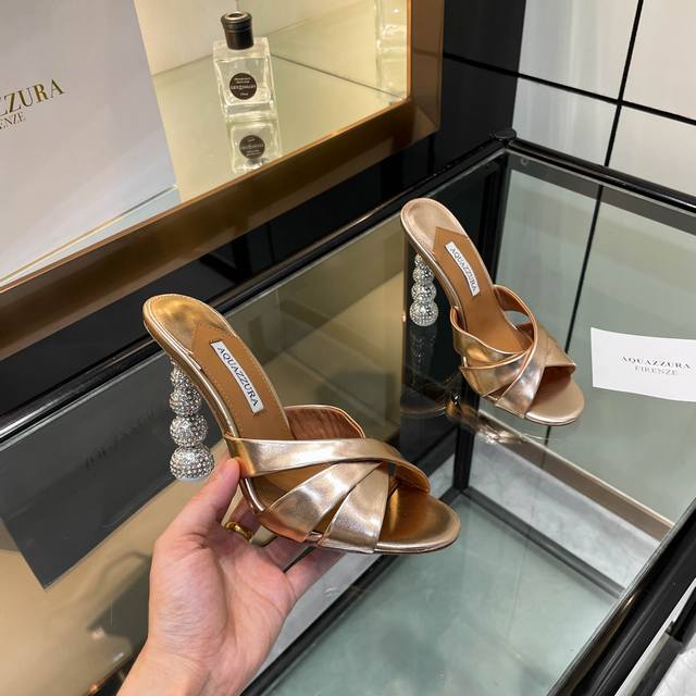 Aquazzura 新款拖鞋 代购品质！！！原版开发的水钻高跟拖鞋，是走秀场上的璀璨明珠。水钻熠熠生辉，如同繁星坠落人间。原版开发的独特设计，彰显着与众不同的魅