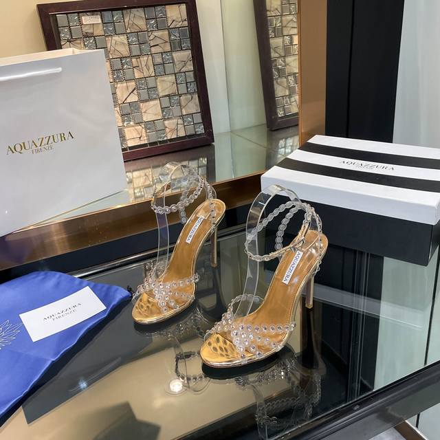 Aquazzura 菠萝 春夏新品高跟凉鞋。满满的钻，超闪 精致女人必备款太性感了吧！超级显气质的一款。 松紧套脚一字踝带高跟，简洁别致造型，高挑的鞋身弧度，同