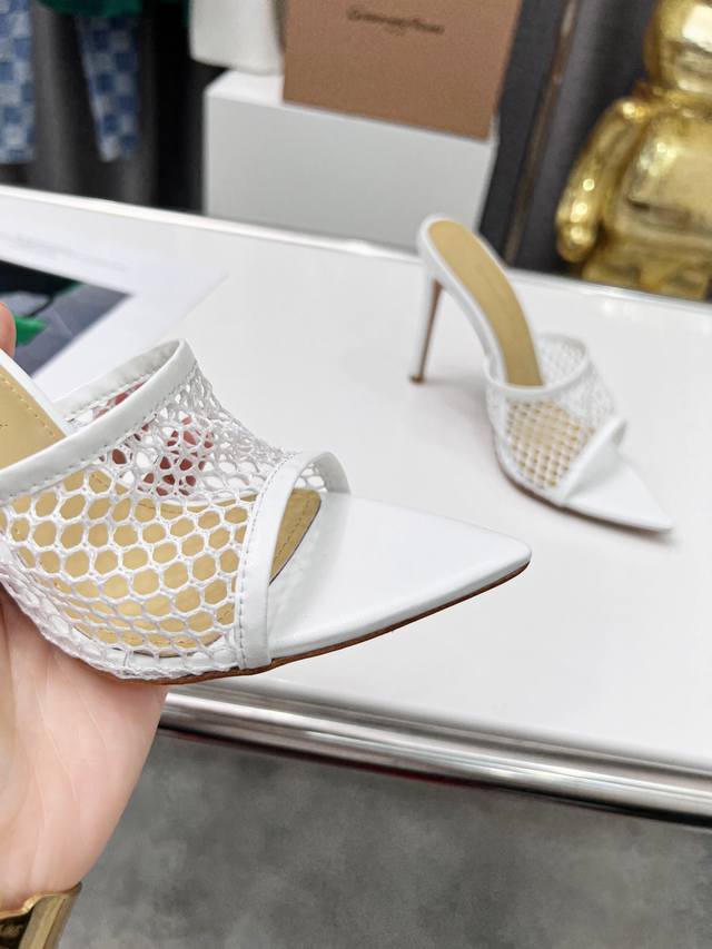 吉安维托 罗西 Gianvito Rossi Alisa Mule，露趾凉鞋，适合任何场合。这款 105 毫米鞋跟款式采用最优质的材料在意大利手工制作，采用极为