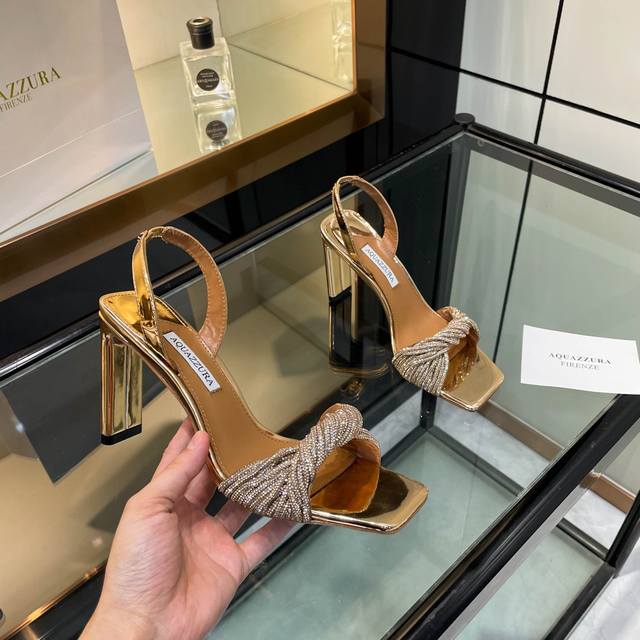 Aquazzura 新款拖鞋 顶级版本 代购品质 这双施华洛奇水钻高跟凉鞋，简直是钻光璀璨的梦幻之履！满满的水钻，如同繁星汇聚，闪耀着令人目眩神迷的光芒。每一颗