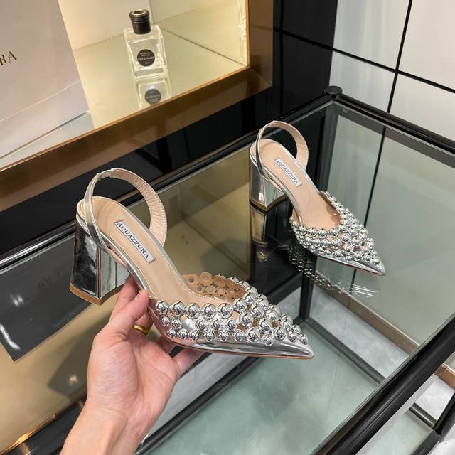 Aquazzura 新款凉鞋 代购品质！！！这双尖头粗高跟手工订珠装饰走秀凉鞋，简直是艺术品般的存在！尖头的造型，勾勒出迷人的线条，尽显女性魅力。粗高跟稳稳托住